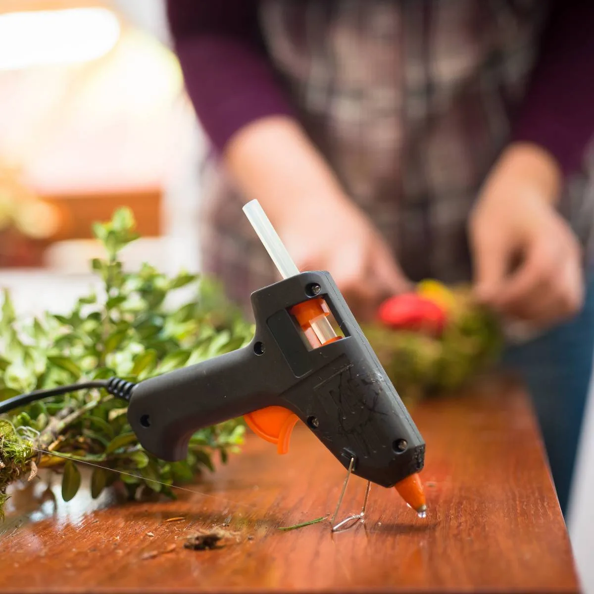 advantages and disadvantages of hot melt glue